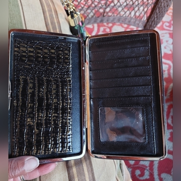 Alligator Embossed (Faux) Wallet Clutch - Picture 4 of 12